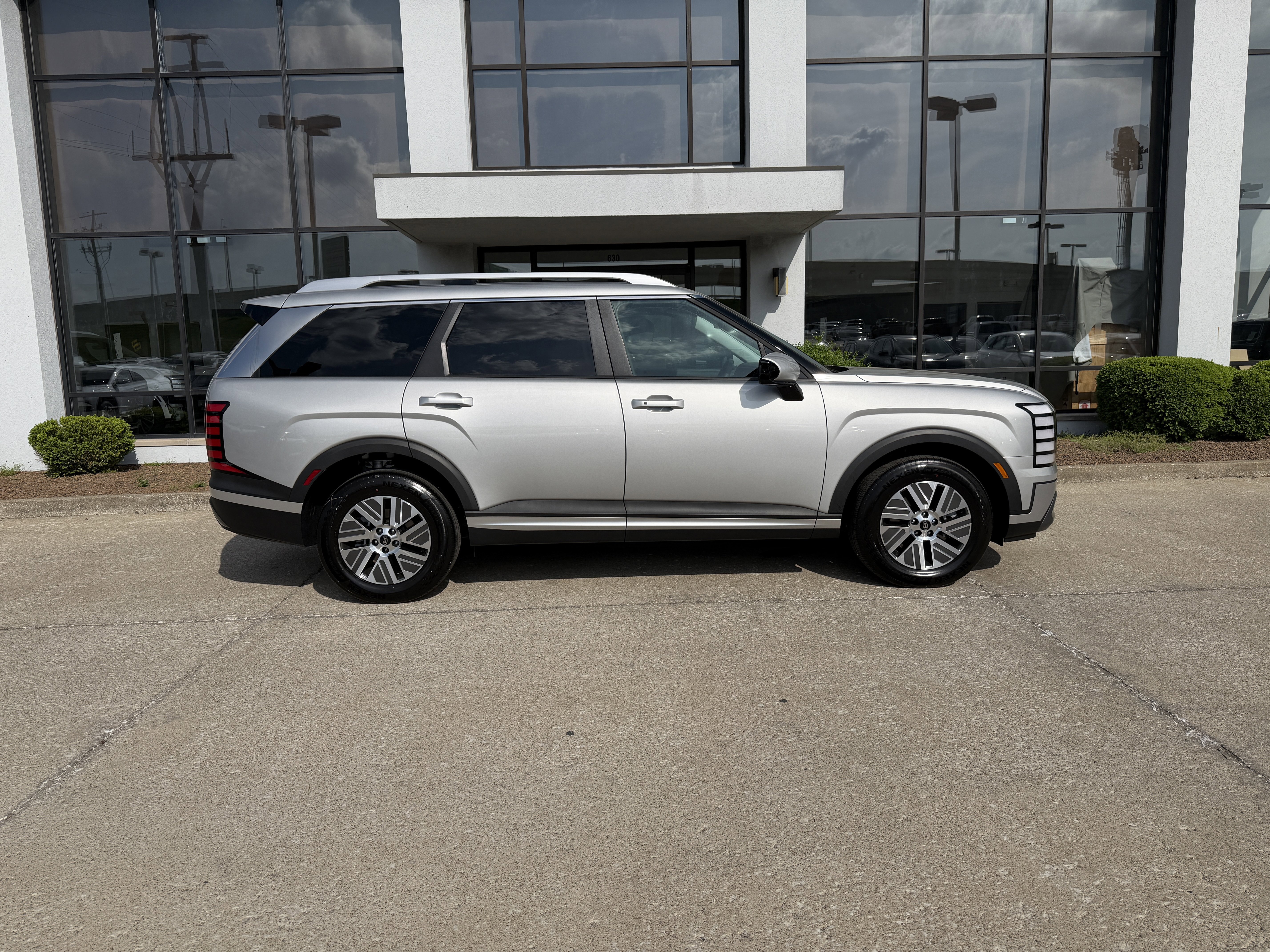 New 2026 Hyundai Palisade FWD Hybrid image 3