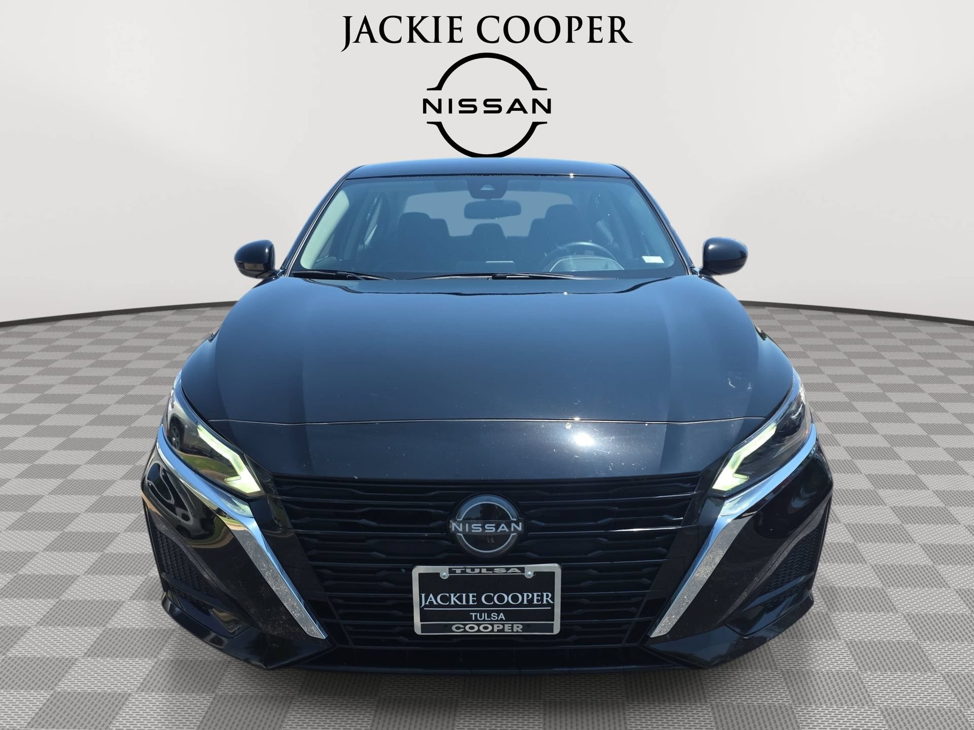 Used 2023 Nissan Altima 2.5 SV FWD image 2