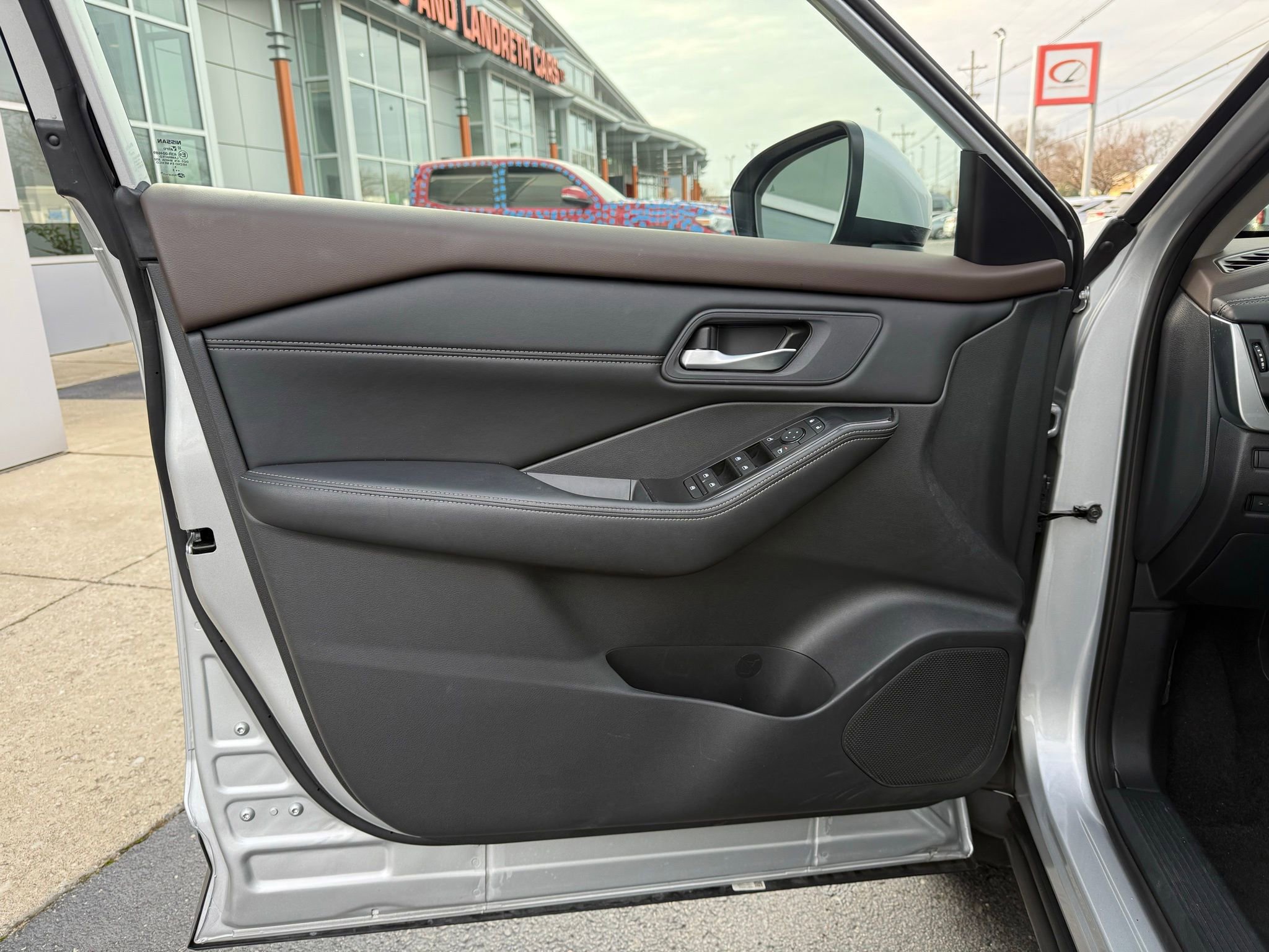 Used 2023 Nissan Rogue SV w/ SV Premium B Package image 40