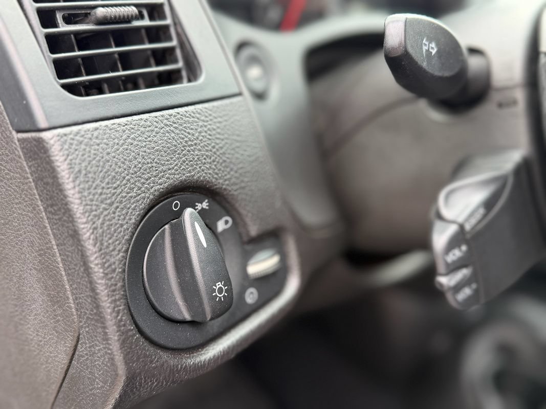 Used 2006 Ford Focus ZX5 Hatchback FWD image 16
