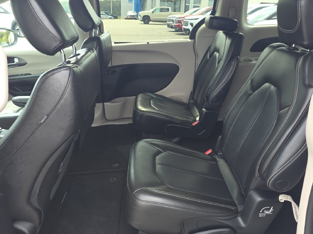 Used 2023 Chrysler Pacifica Touring-L FWD image 27