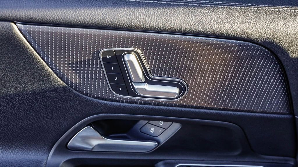 Used 2021 Mercedes-Benz GLB 250 4MATIC image 25