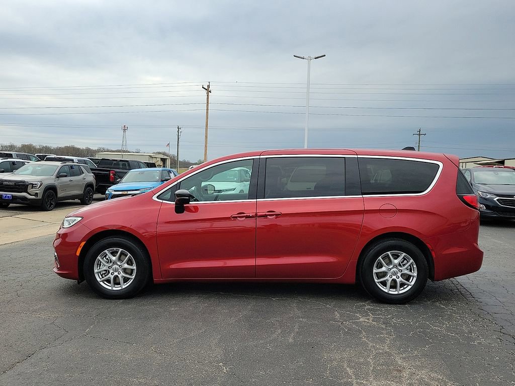 Used 2025 Chrysler Pacifica Select image 3