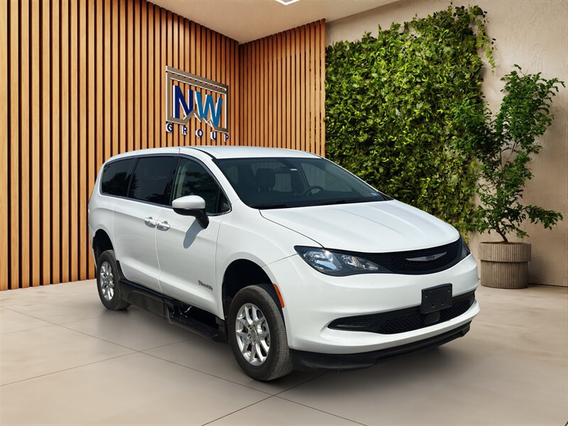 Used 2022 Chrysler Voyager LX FWD image 1