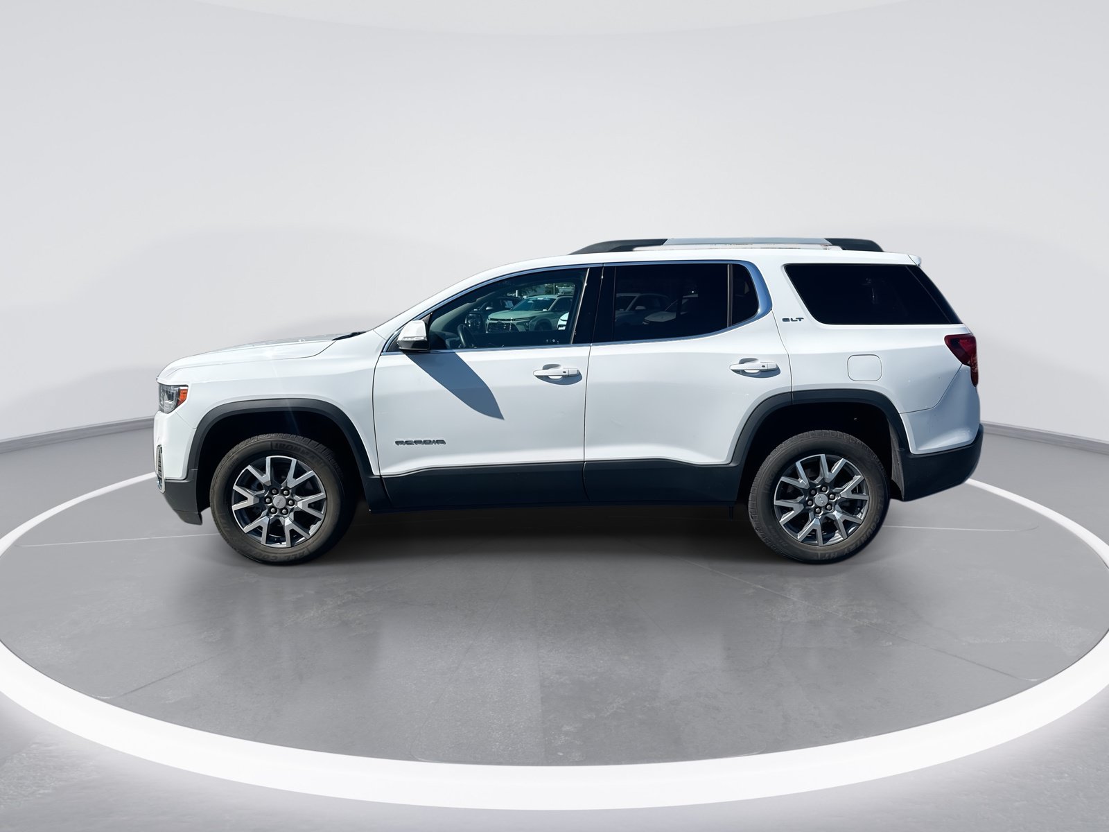 Used 2023 GMC Acadia SLT FWD image 6