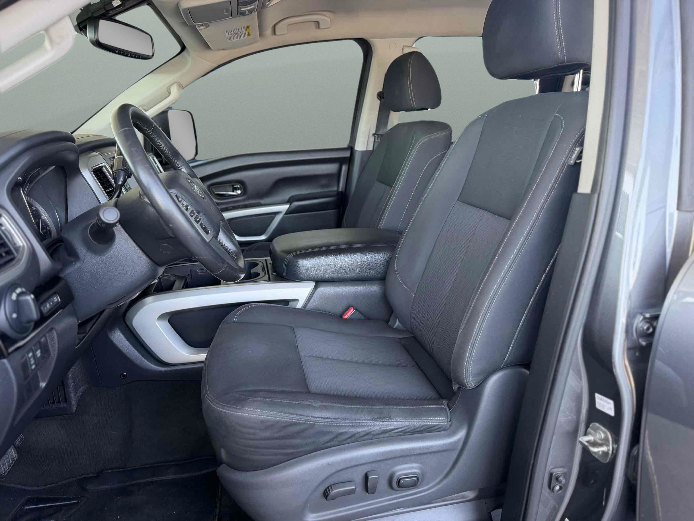 Used 2018 Nissan Titan SV w/ SV Convenience Package AWD/4WD image 12