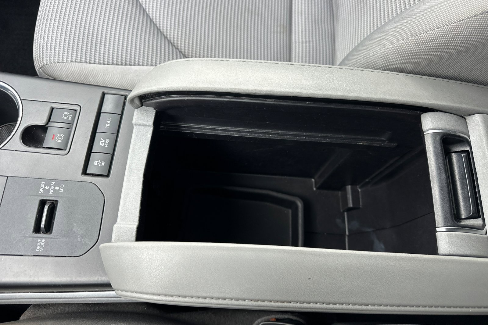 Used 2021 Toyota Highlander LE image 32