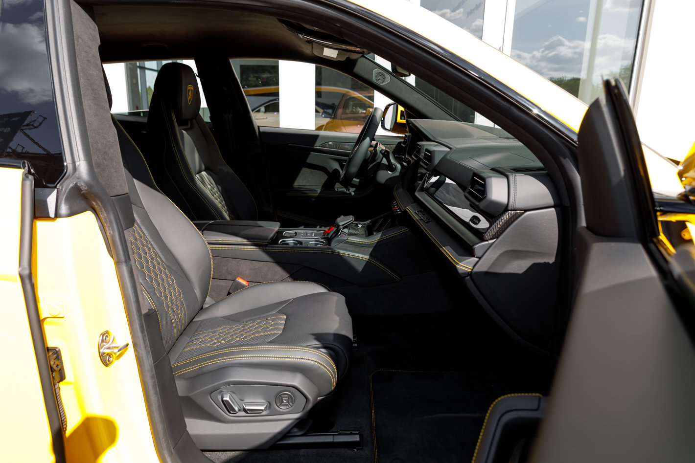 Used 2025 Lamborghini Urus SE AWD/4WD image 46
