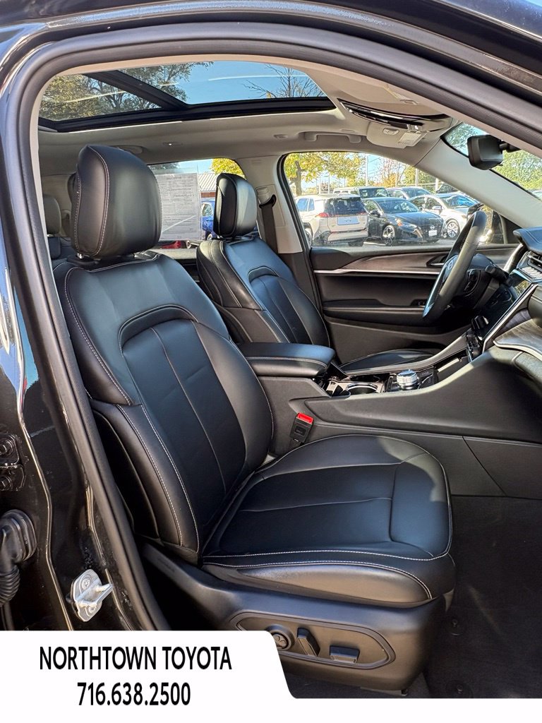 Used 2023 Jeep Grand Cherokee L Limited AWD/4WD image 17
