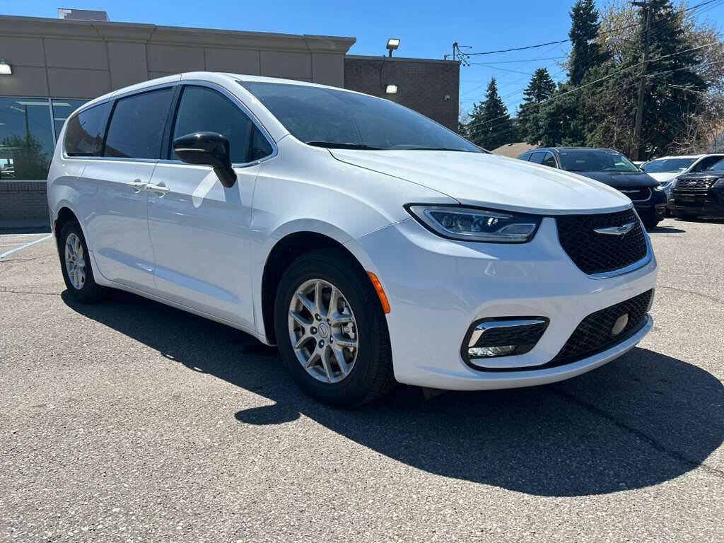 Used 2025 Chrysler Pacifica Select FWD image 3