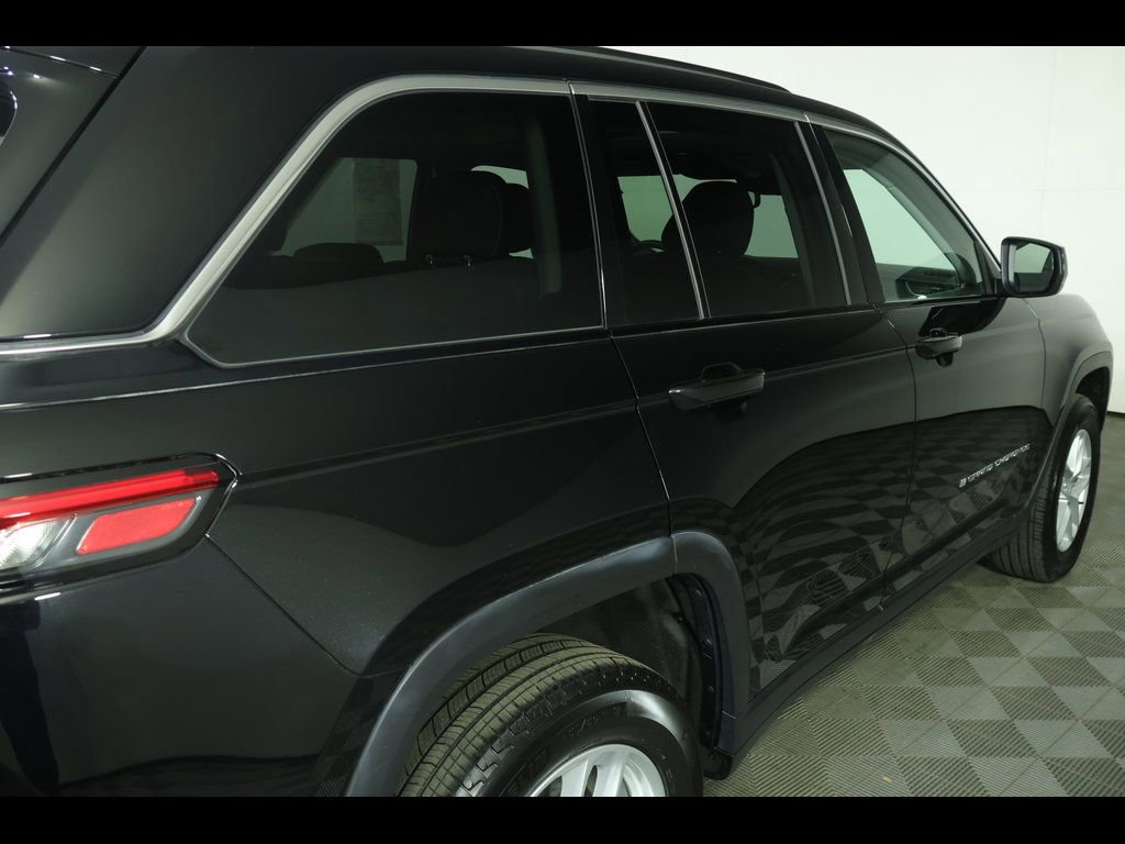 Used 2023 Jeep Grand Cherokee Laredo X image 17
