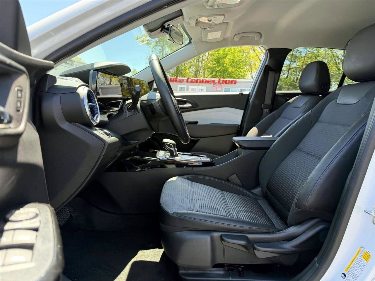 Used 2025 Chevrolet Trax LT w/ LT Convenience Package FWD image 9