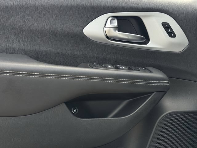 Used 2024 Chrysler Pacifica Limited FWD image 24