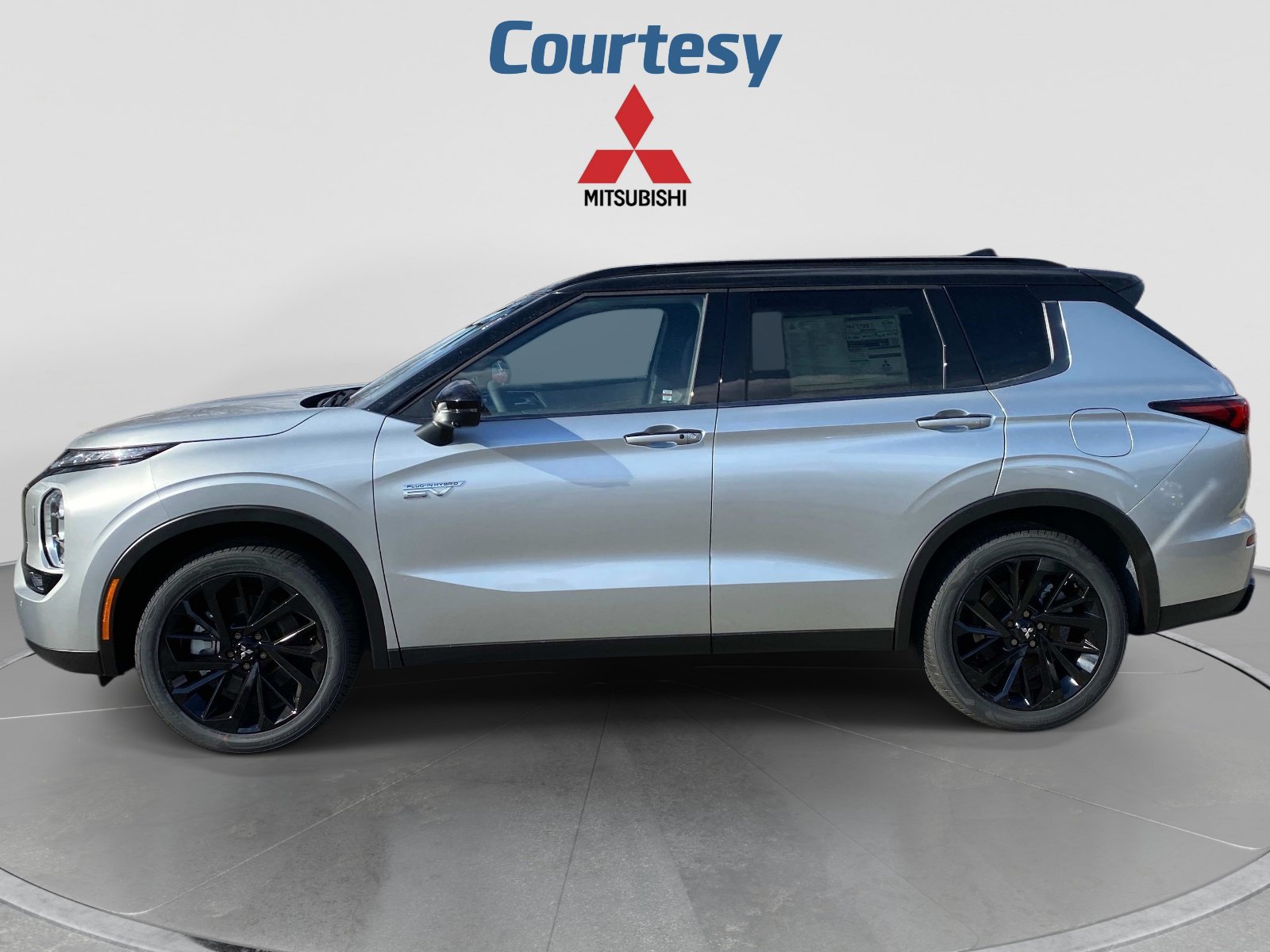 New 2025 Mitsubishi Outlander 4WD Plug-In Hybrid image 2