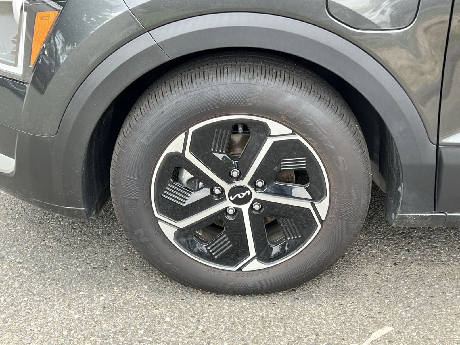 Used 2025 Kia Niro EX w/ EX Cold Weather Package FWD image 17