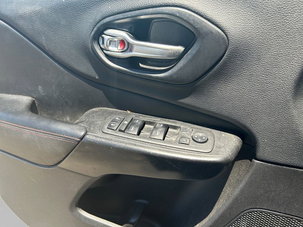 Used 2019 Jeep Cherokee Trailhawk w/ Cold Weather Group AWD/4WD image 17