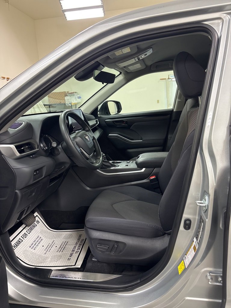 Used 2023 Toyota Highlander L image 9