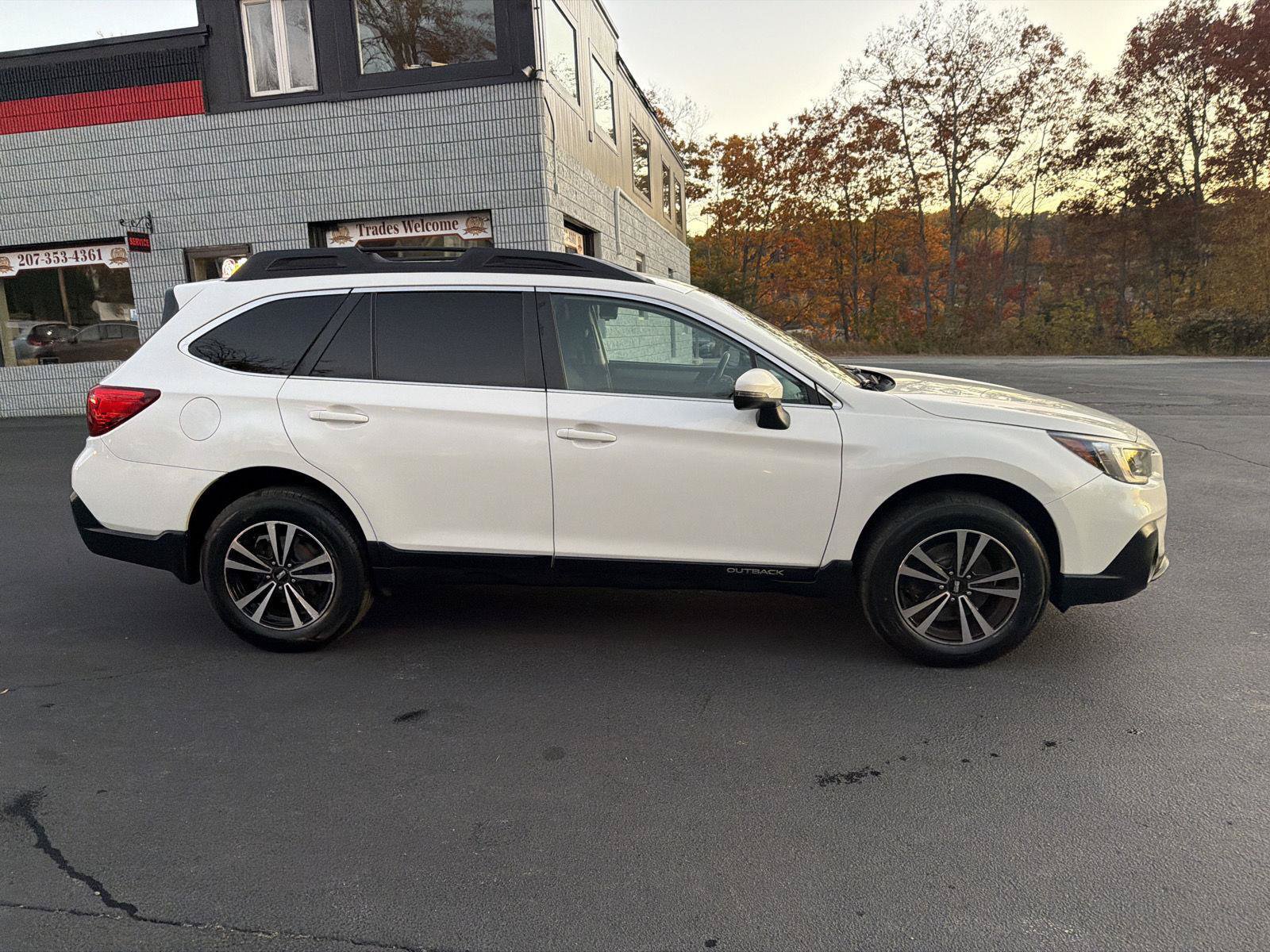 Used 2018 Subaru Outback 2.5i Premium AWD/4WD image 6