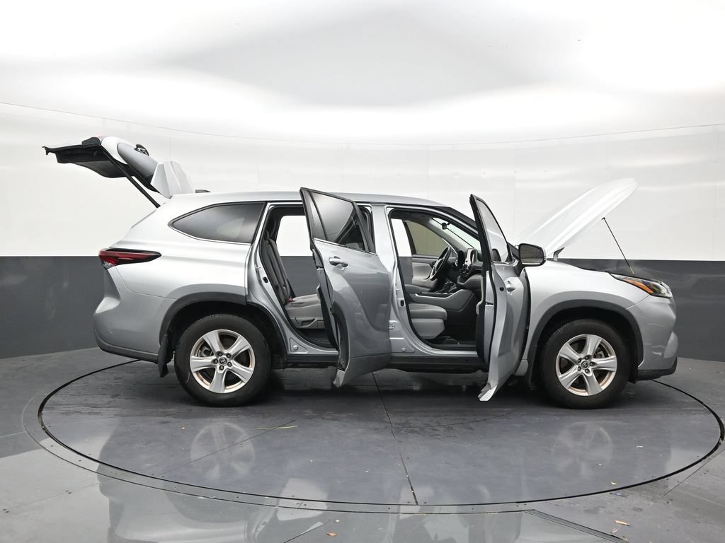 Used 2024 Toyota Highlander LE FWD image 28