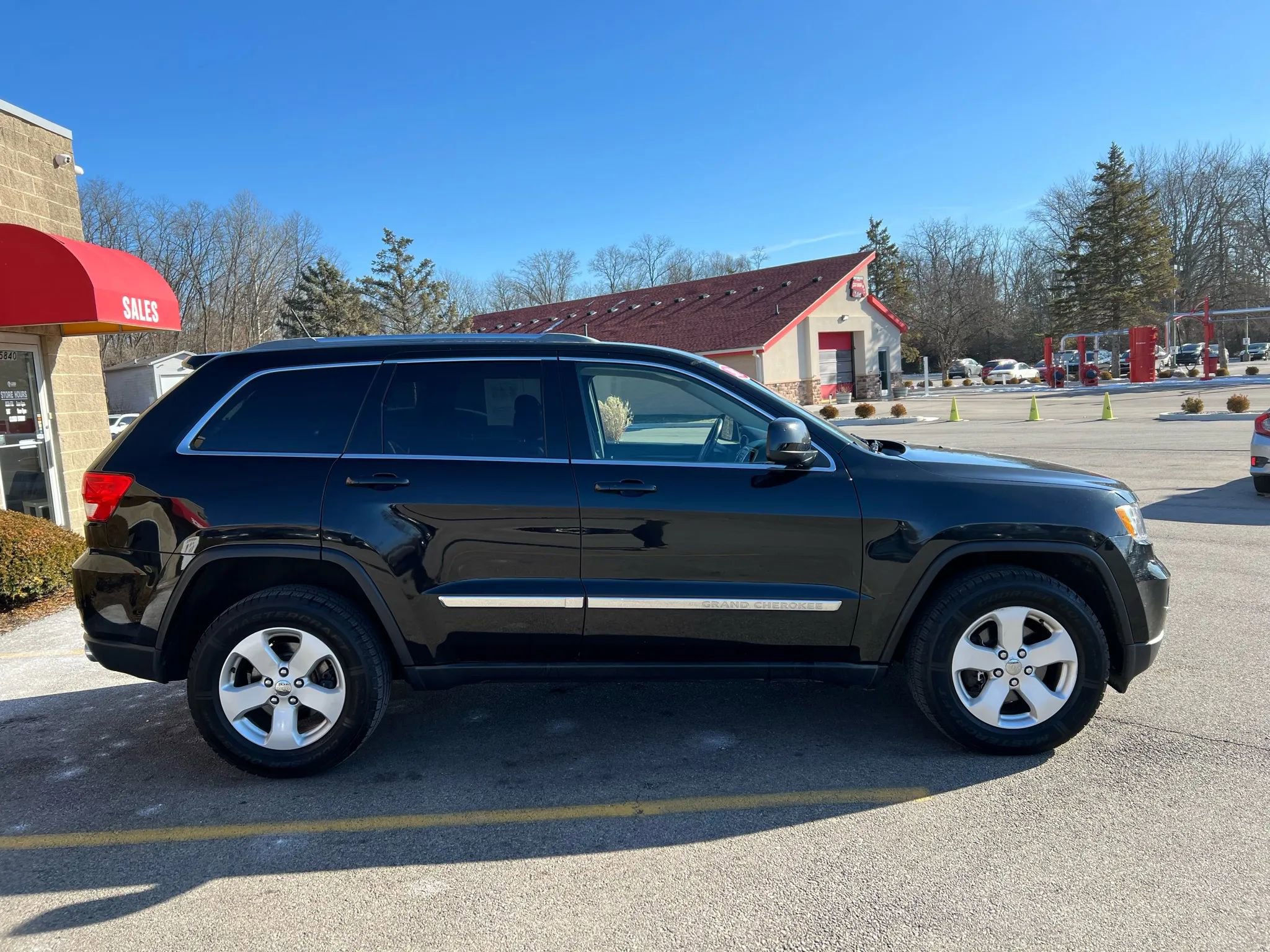 Used 2012 Jeep Grand Cherokee Laredo w/ Laredo E Group image 4