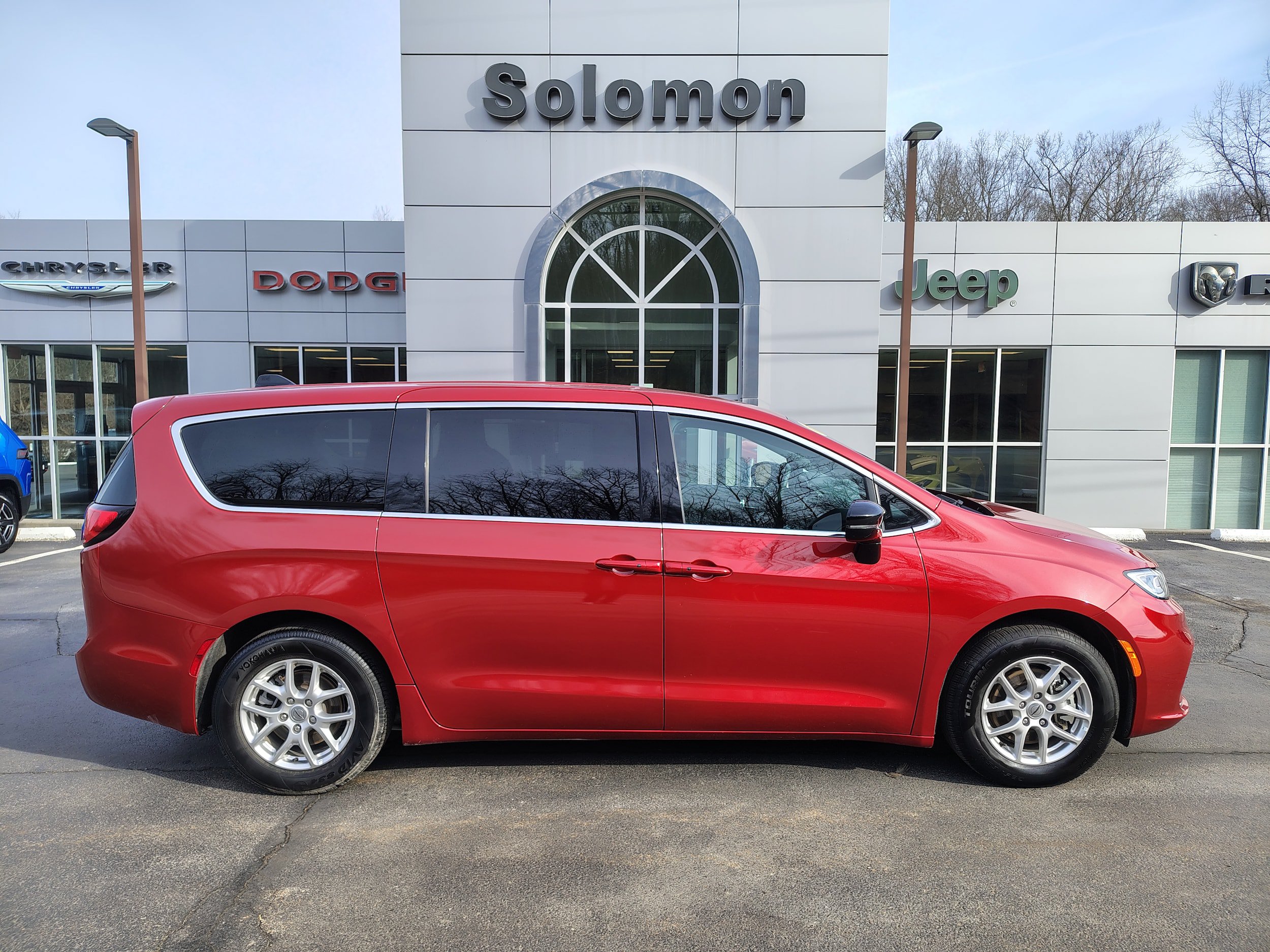 Used 2025 Chrysler Pacifica Select