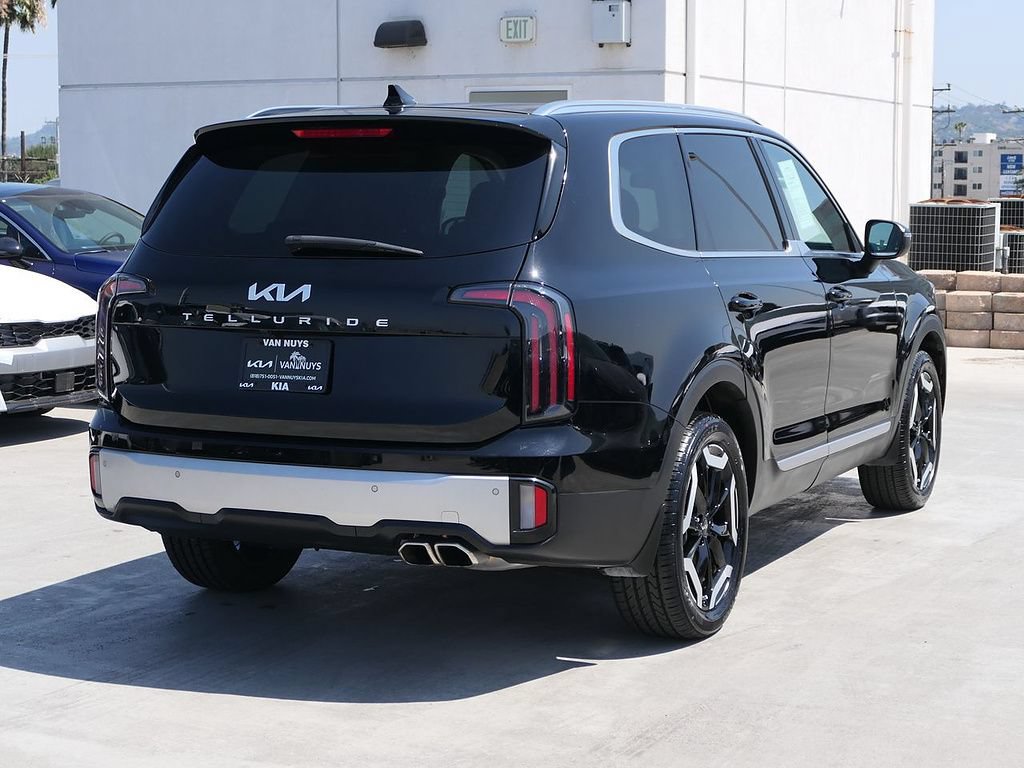 Used 2024 Kia Telluride EX w/ EX Captain's Chair Package FWD image 3