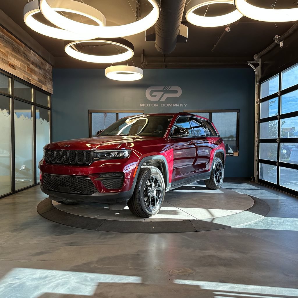 Used 2024 Jeep Grand Cherokee Altitude AWD/4WD image 7