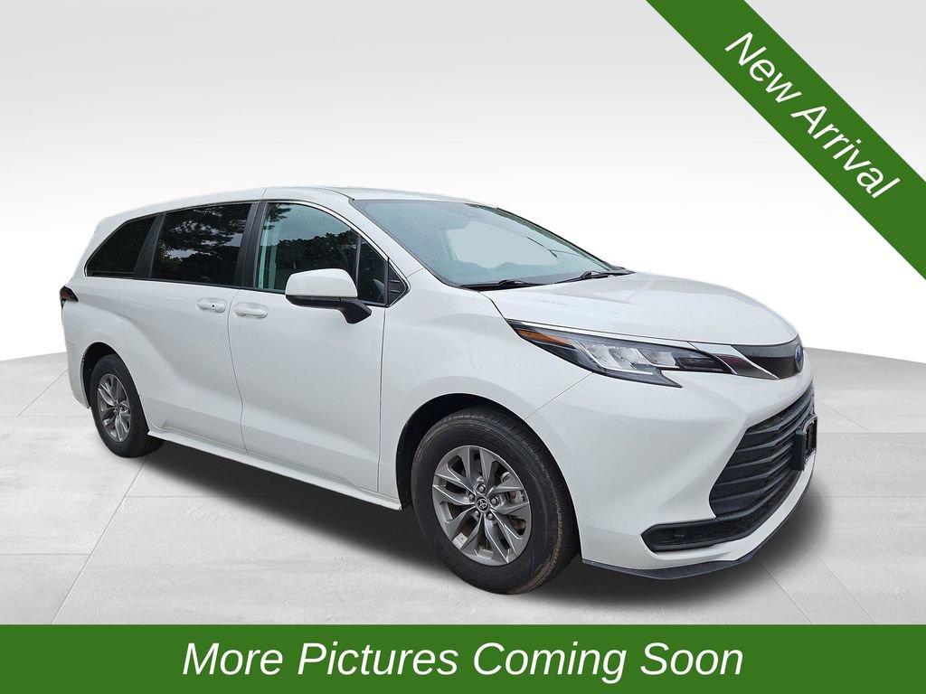 Used 2022 Toyota Sienna LE FWD image 1