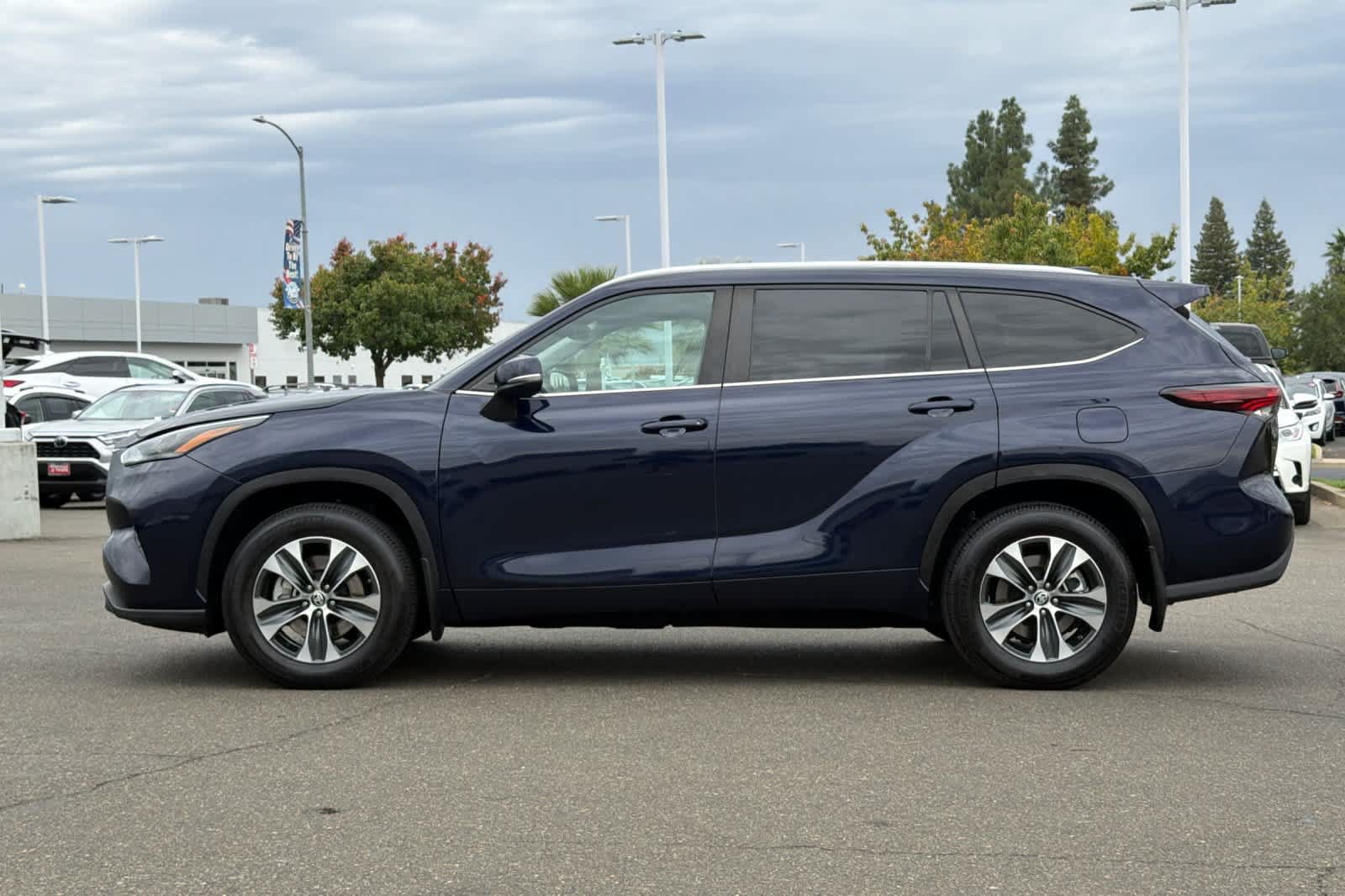 Used 2024 Toyota Highlander XLE AWD/4WD image 9