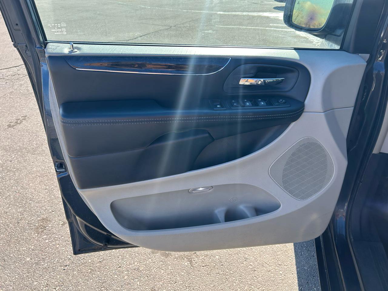 Used 2014 Chrysler Town & Country Touring-L w/ Driver Convenience Group image 14