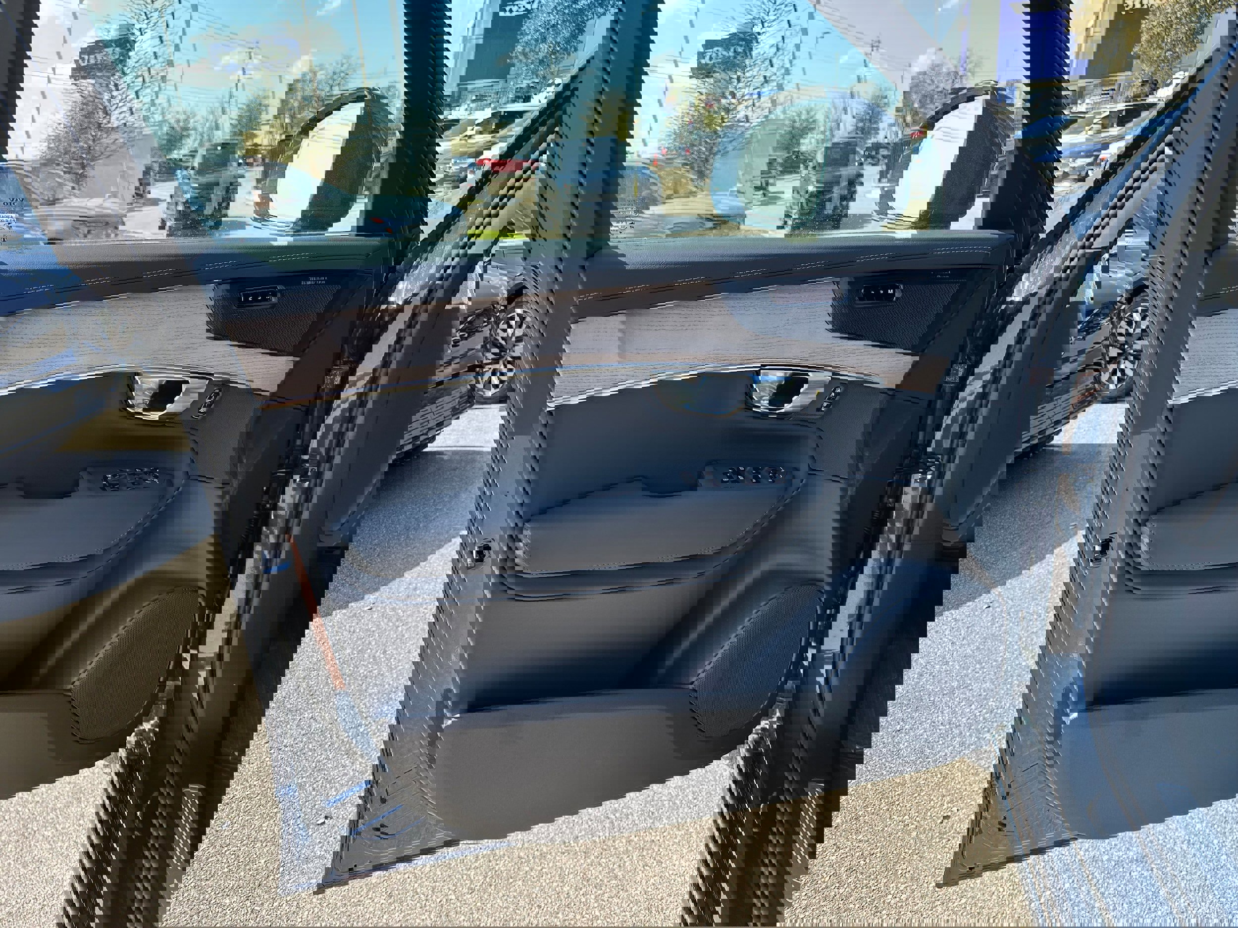 New 2025 Volvo XC90 T8 Plus w/ Protection Package Premier image 17