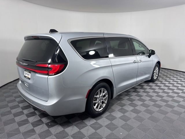 Used 2023 Chrysler Pacifica Touring-L image 3