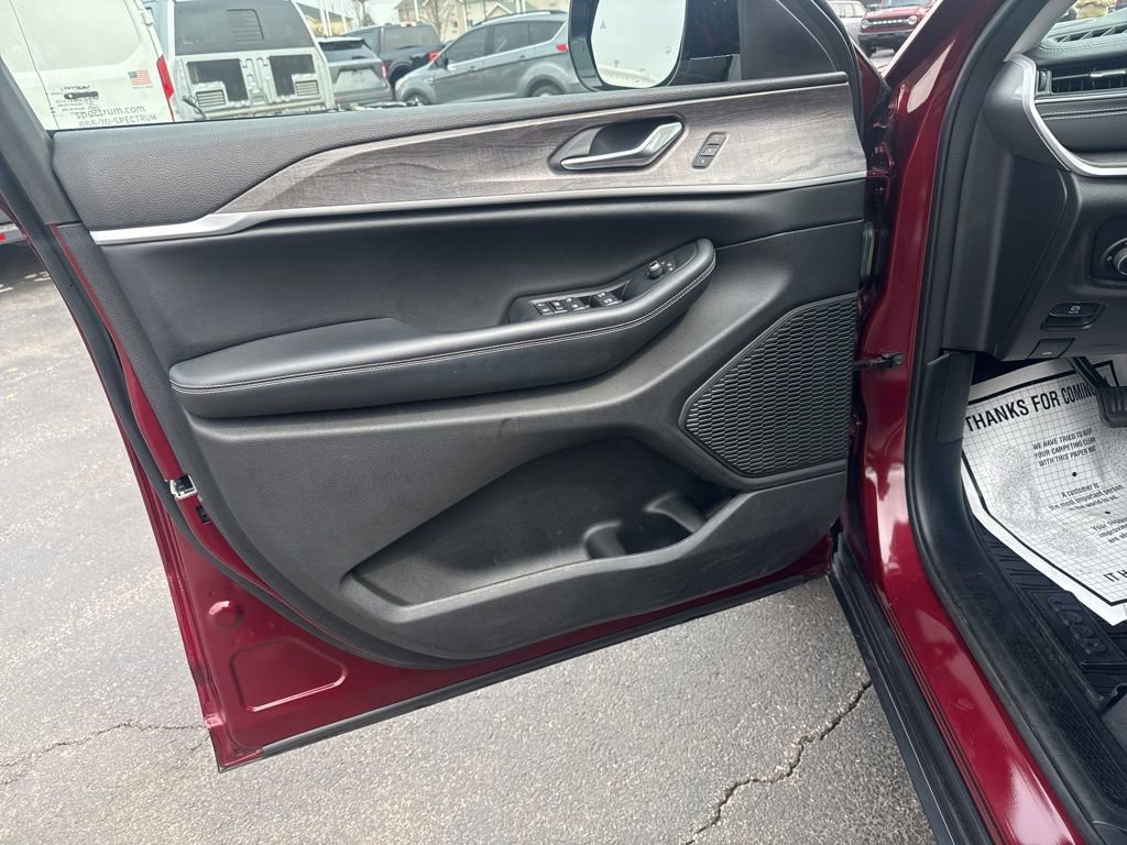 Used 2023 Jeep Grand Cherokee Limited w/ Black Appearance Package image 10