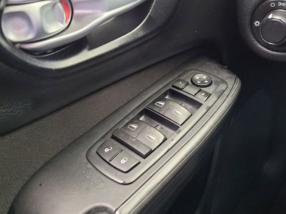 Used 2015 Jeep Cherokee Sport image 27