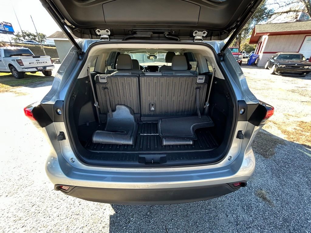 Used 2023 Toyota Highlander XLE image 9