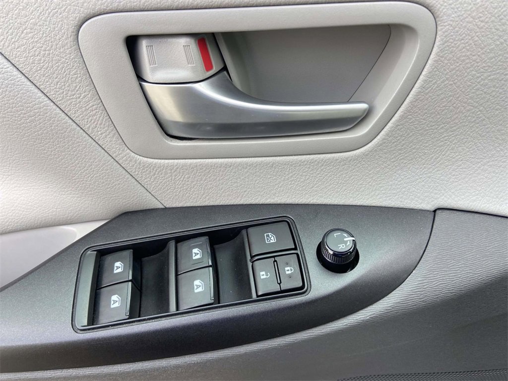 Used 2018 Toyota Sienna LE image 16