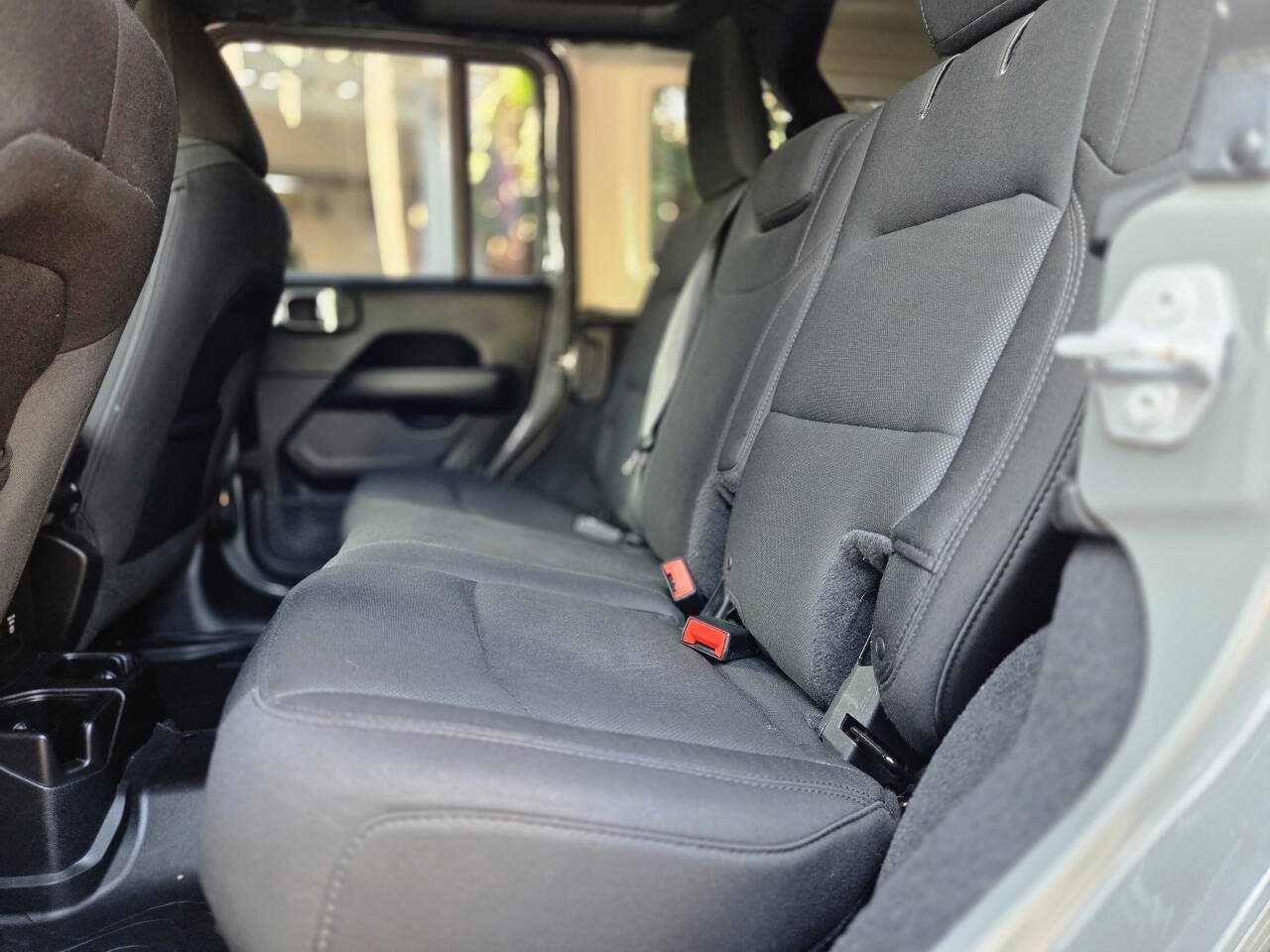 Used 2018 Jeep Wrangler Unlimited Sahara AWD/4WD image 27