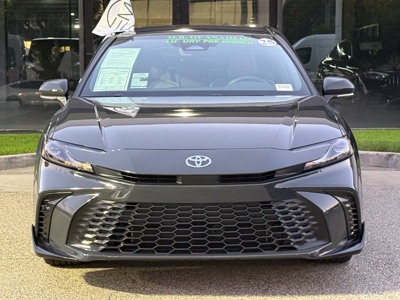 Used 2025 Toyota Camry SE w/ Convenience Package FWD image 5