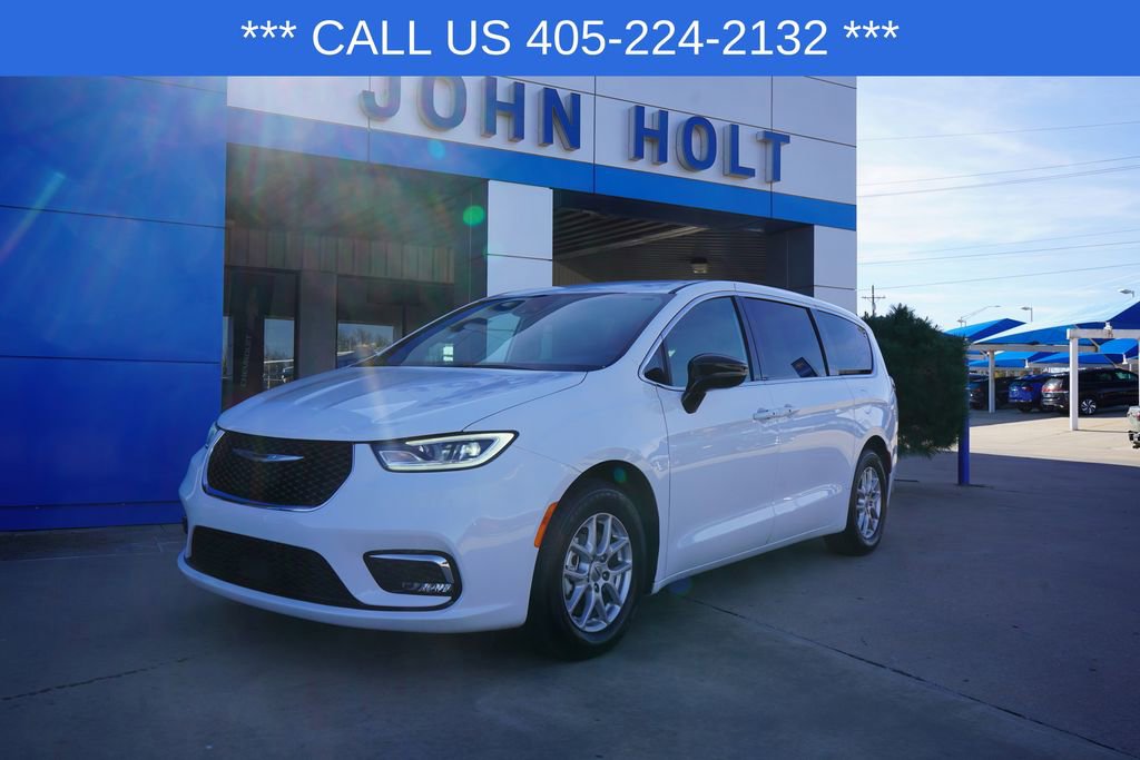 Used 2025 Chrysler Pacifica Select