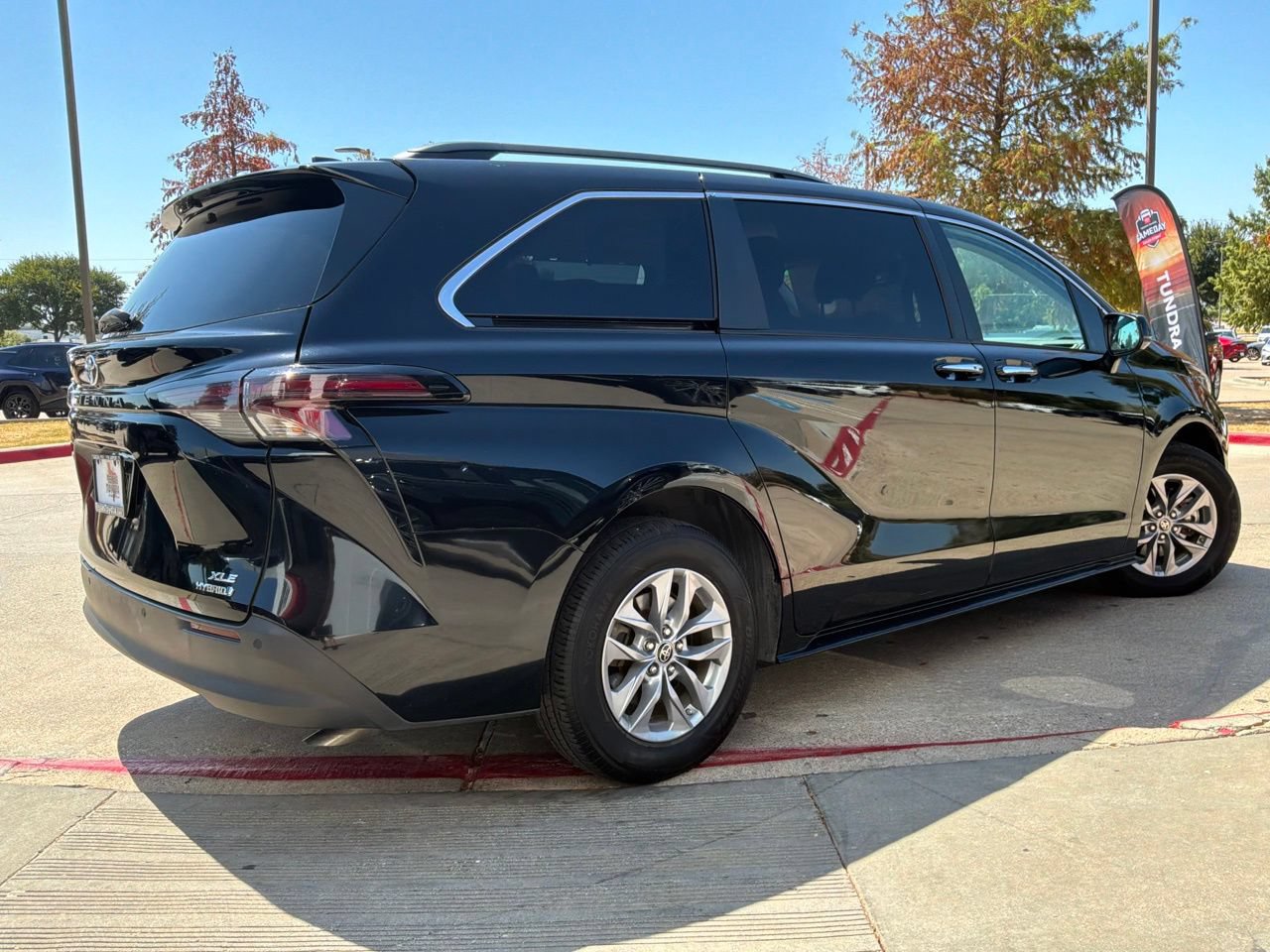 Used 2024 Toyota Sienna XLE FWD image 6