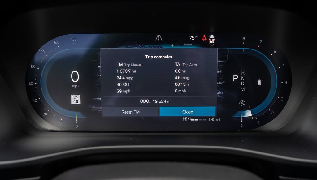 Used 2025 Volvo XC40 B5 Plus AWD/4WD image 10