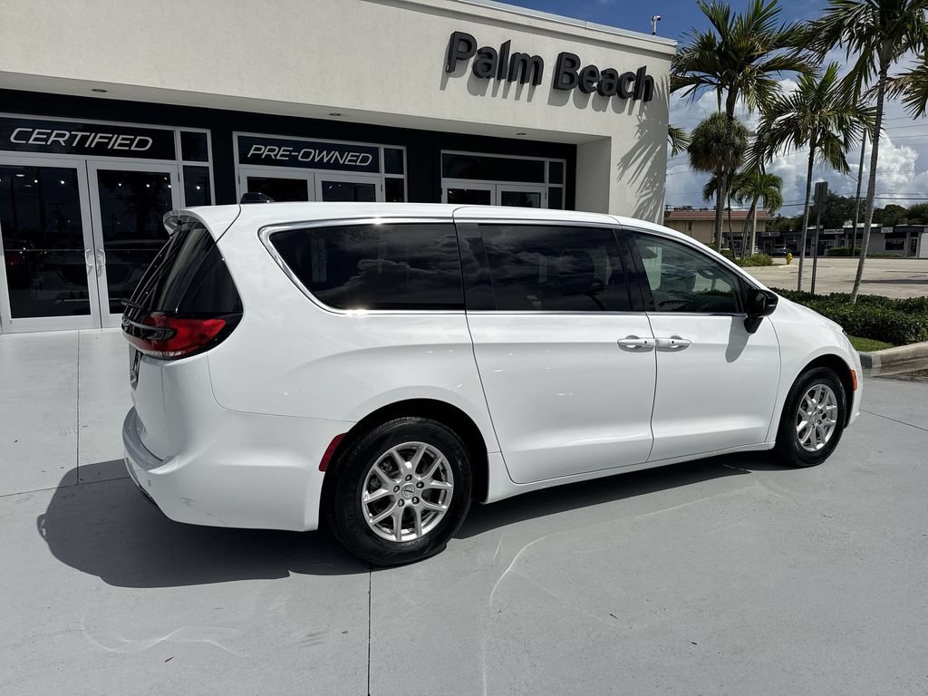 Used 2024 Chrysler Pacifica Touring-L FWD image 4