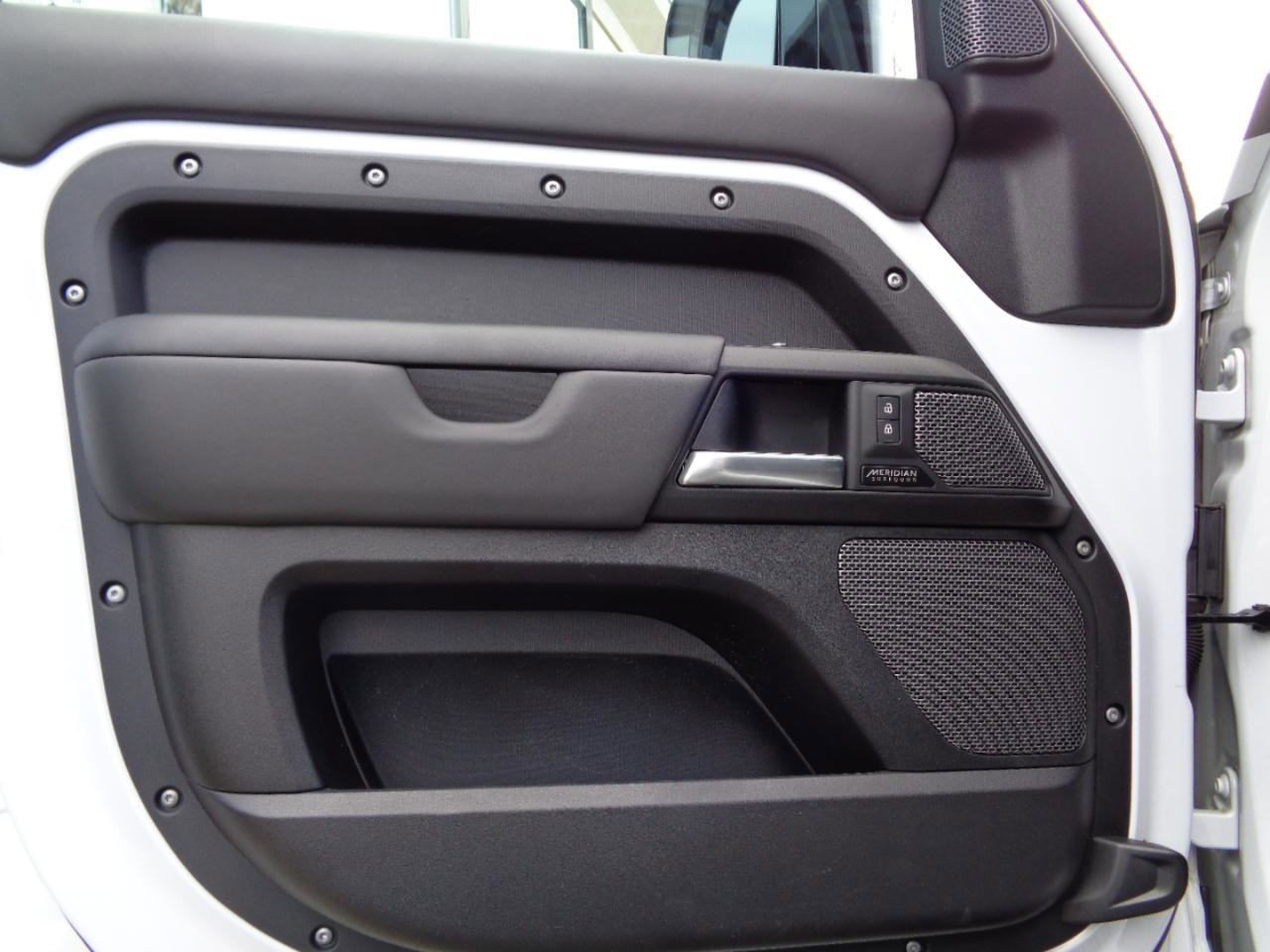 Used 2023 Land Rover Defender 110 V8 image 14