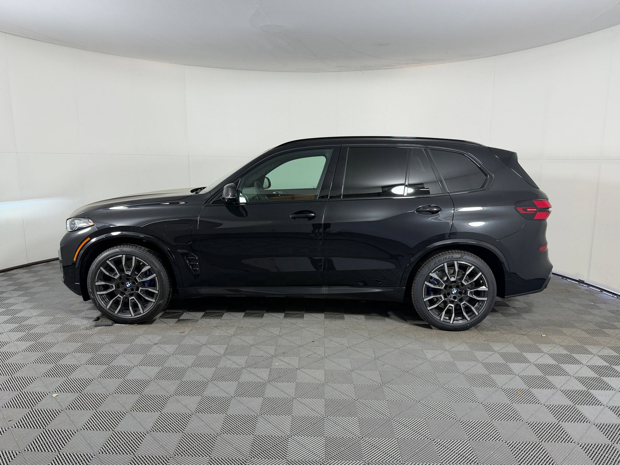 New 2026 BMW X5 xDrive50e w/ Executive Package image 2