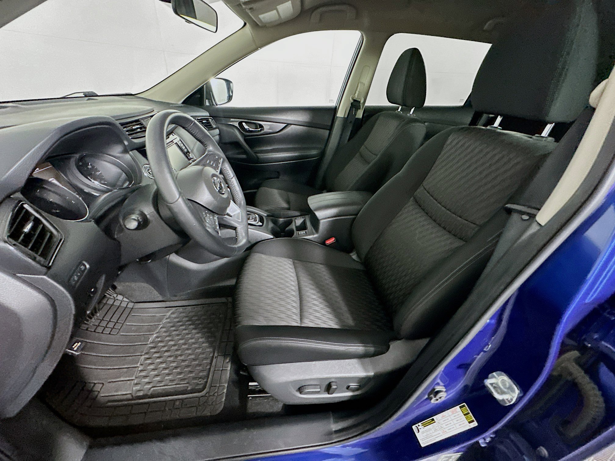 Used 2018 Nissan Rogue SV w/ Premium Package image 13