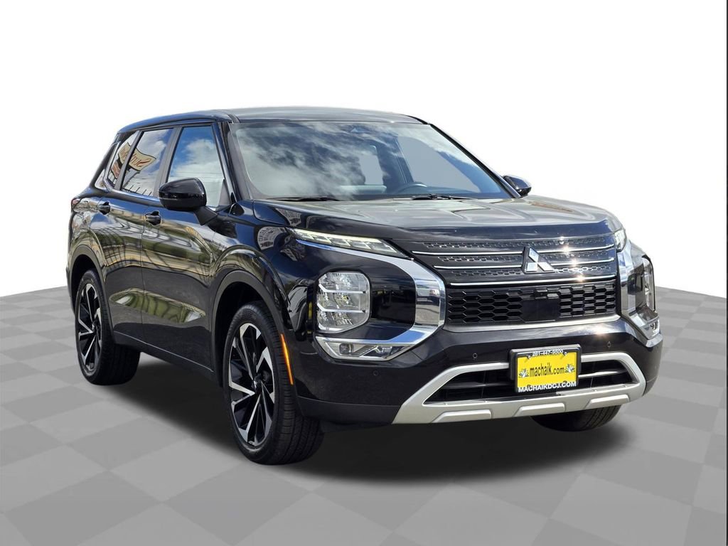 Used 2024 Mitsubishi Outlander SE Black Edition image 3
