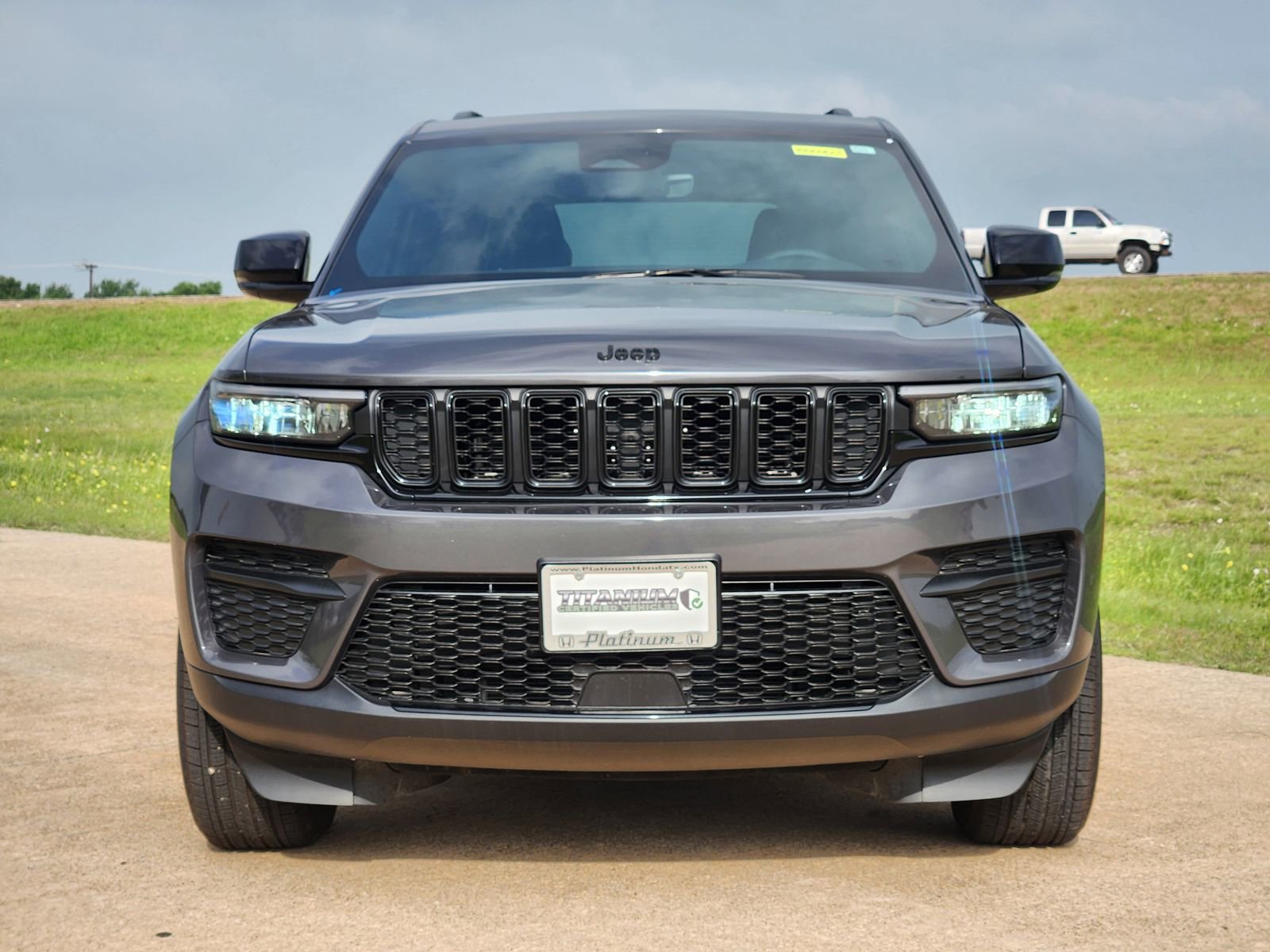 Used 2025 Jeep Grand Cherokee 4WD image 6
