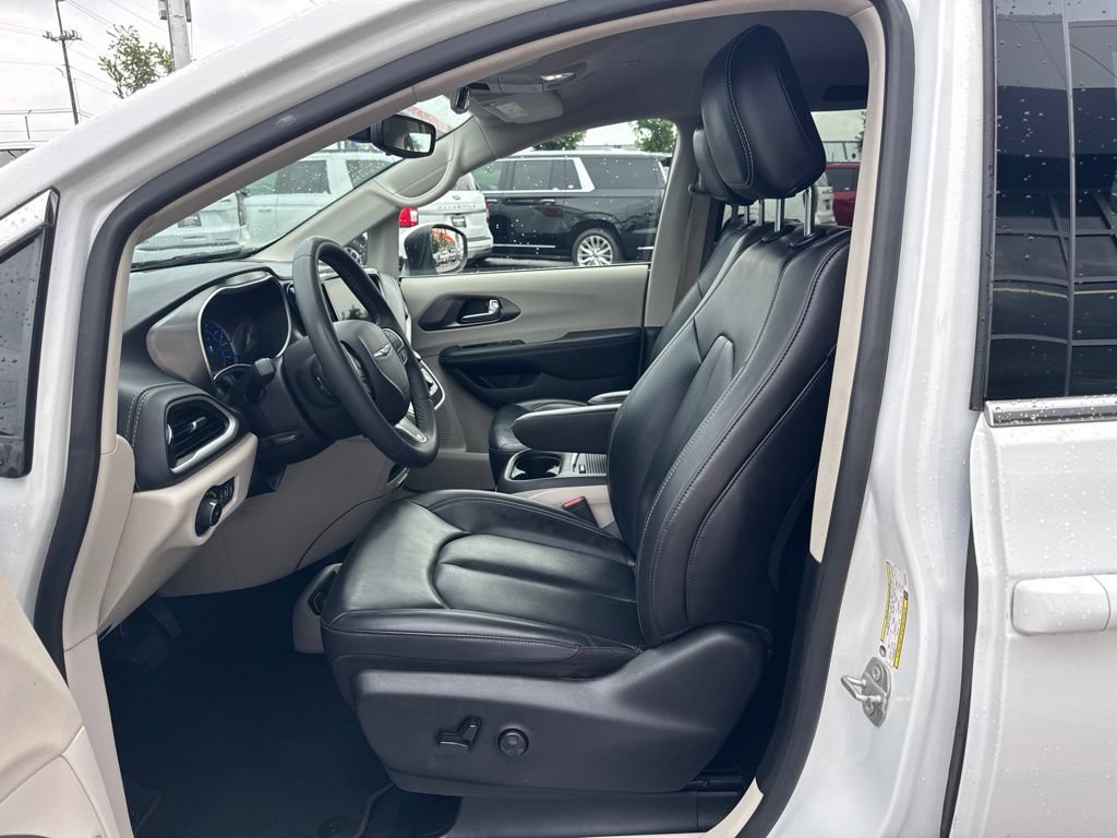 Used 2023 Chrysler Pacifica Touring-L FWD image 12