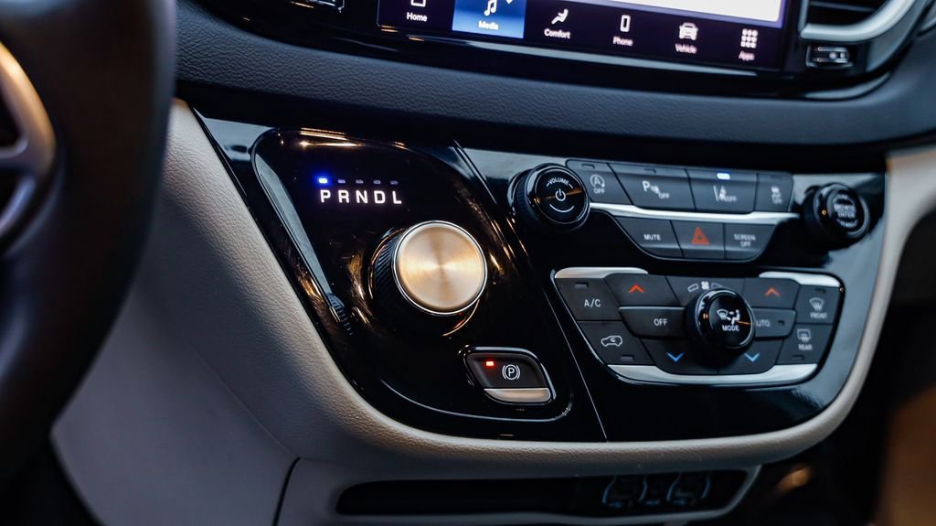 Certified 2024 Chrysler Pacifica Touring-L image 21