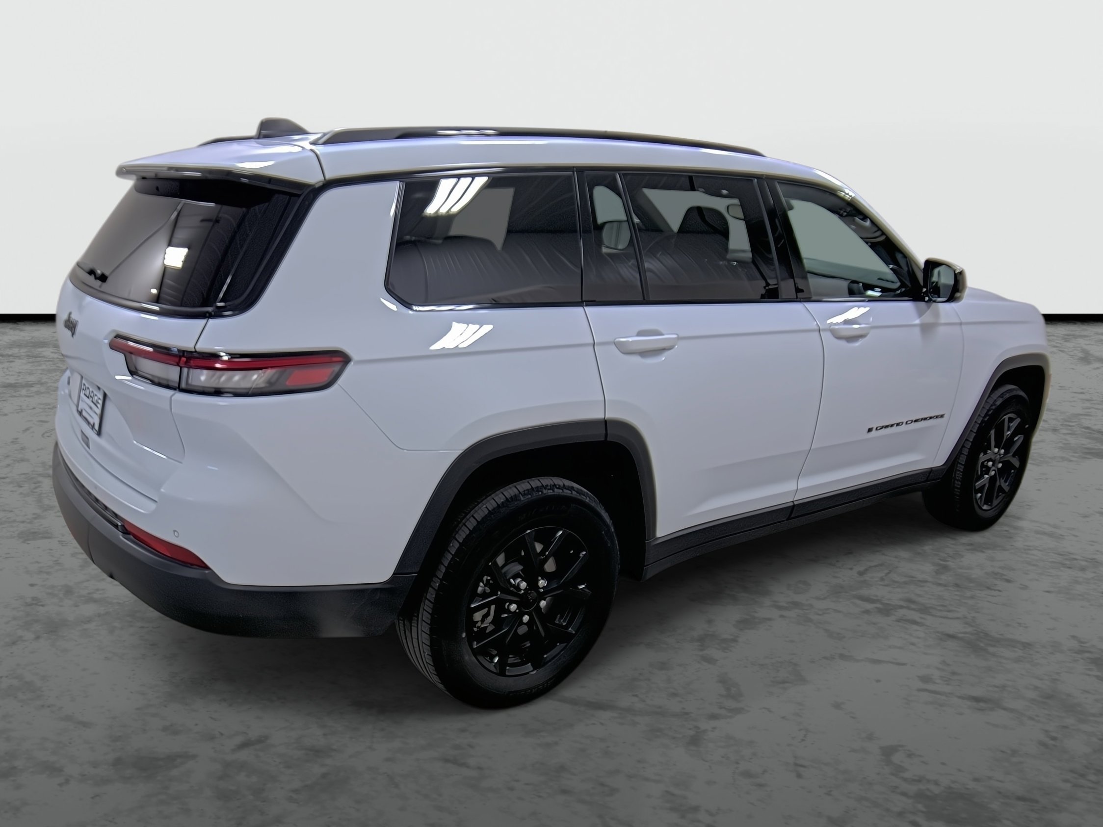 Used 2024 Jeep Grand Cherokee L Laredo image 4